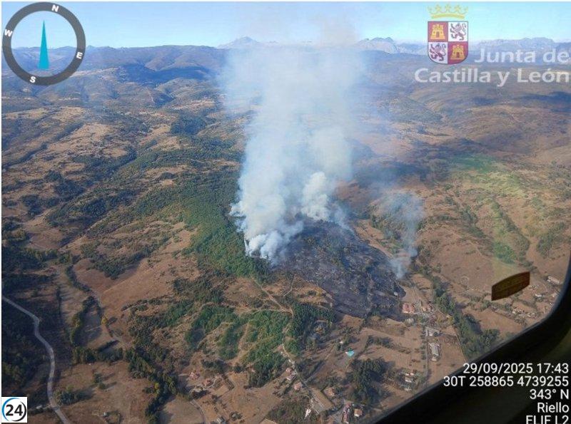 Unos 30 medios cubren el incendio en Riello, León.