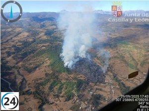 Unos 30 medios cubren el incendio en Riello, León.