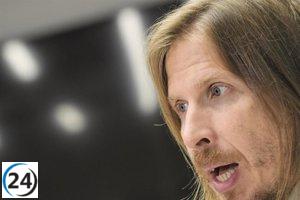 Fernández critica a Mañueco, comparándolo con Mickey Mouse por su bajo potencial electoral.