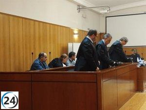 Acusados de contaminar finca en Renedo seguirán en prisión mientras avanza la investigación.