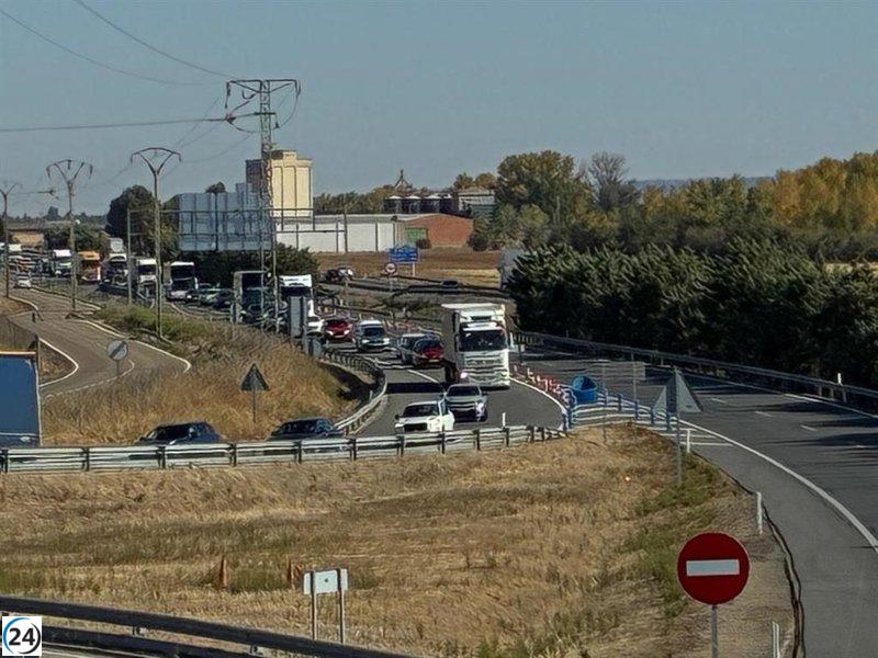 Tráfico interrumpido en la A-62 cerca de Cabezón de Pisuerga por incendio de un camión.