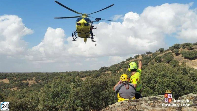 Rescatan a mujer tras caer en un barranco y sufrir una lesión en la rodilla en Valdeprados.