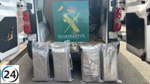 Arrestan a un individuo con 41 kilos de hachís en su furgoneta.
