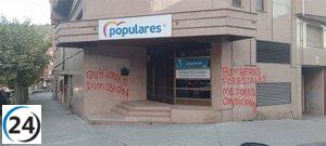 Pintadas exigen la dimisión de Quiñones en la sede del PP de Ponferrada