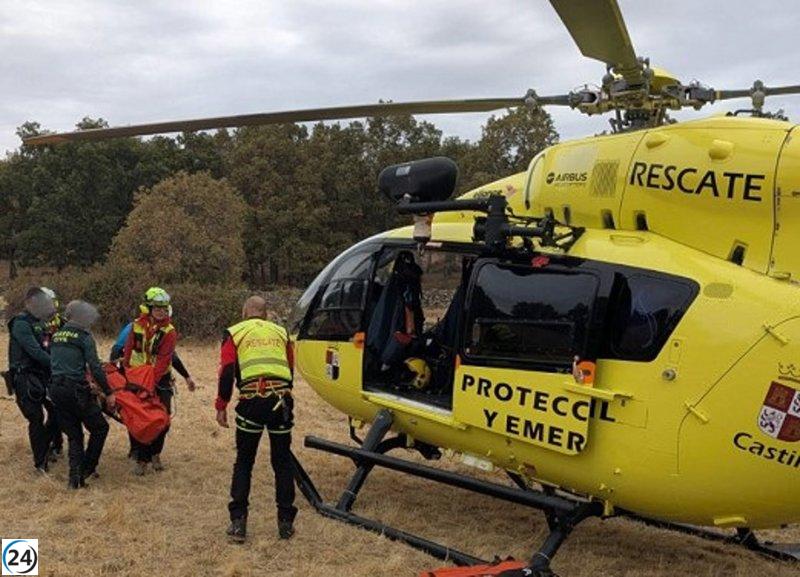 Ciclista accidentado en sendero forestal de Las Navas del Marqués recibe asistencia médica.