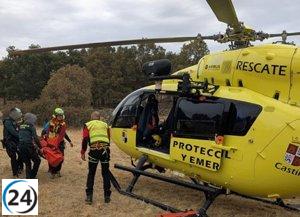 Ciclista accidentado en sendero forestal de Las Navas del Marqués recibe asistencia médica.