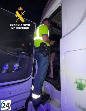 Detienen en Burgos un camión que infringió normas de circulación y transportaba carga mal asegurada.