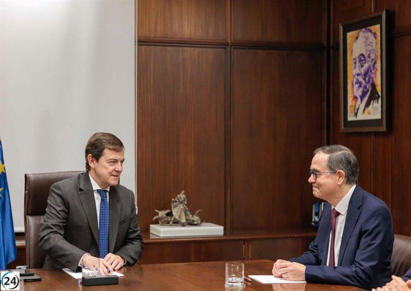 Mañueco se reúne con el CEO de Renault para discutir el futuro de la automoción en España.