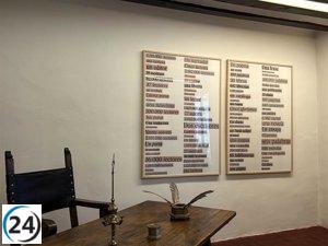 Ignasi Aballí propone una inmersión en la interpretación en su nueva muestra en la Casa de Cervantes de Valladolid.