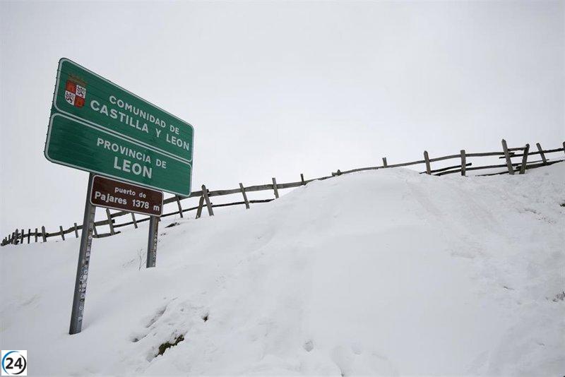 La nieve provoca la obligación de cadenas en siete carreteras secundarias de León.