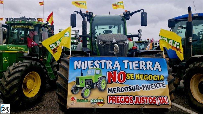 Cerca de 4.000 ciudadanos y 1.000 tractores marchan en León para exigir el futuro del agro.