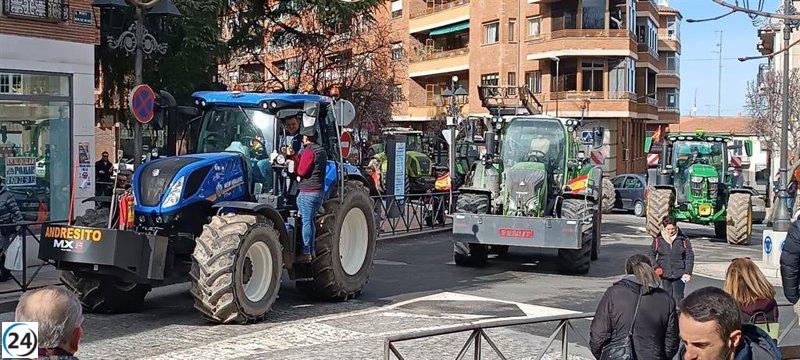 Cerca de 300 tractores y mil personas en Ávila defienden la agricultura y critican a Mercosur.