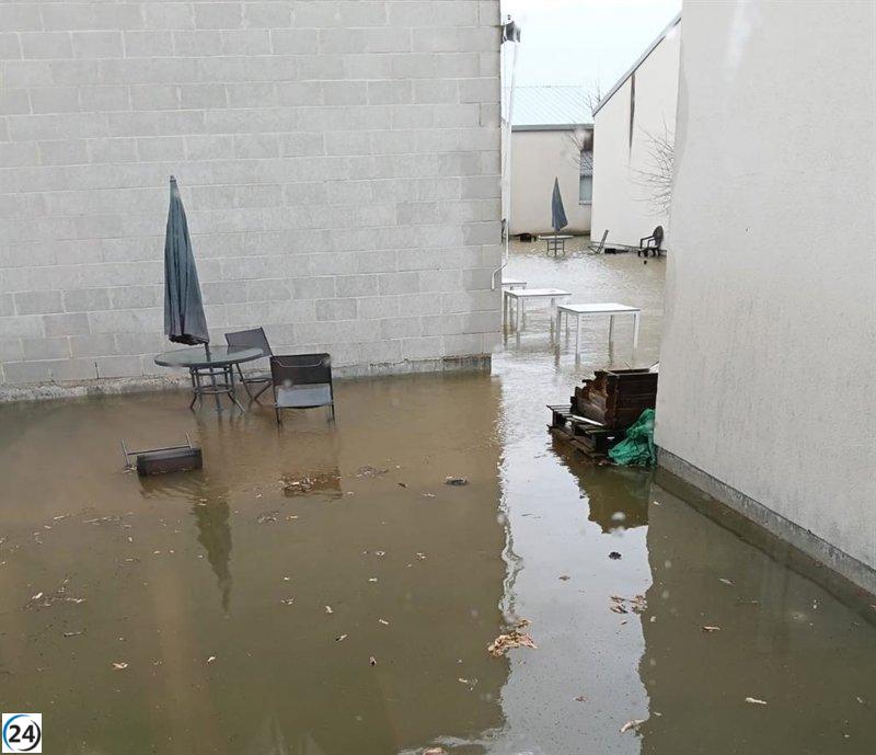 Desalojo en Aldeamayor Golf por inundación del arroyo cercano.