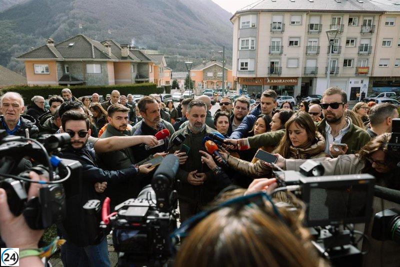 Abascal urge a Feijóo a presentar una moción de censura contra Sánchez, al que tacha de 'carroñero bélico'.