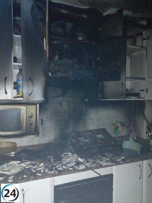 Una mujer es atendida por inhalación de humo en incendio en Ponferrada.