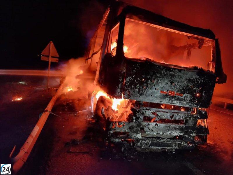 Bomberos de León acuden a incendio de camión cerca de San Miguel del Camino en la N-120.