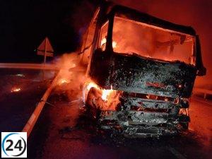 Bomberos de León acuden a incendio de camión cerca de San Miguel del Camino en la N-120.