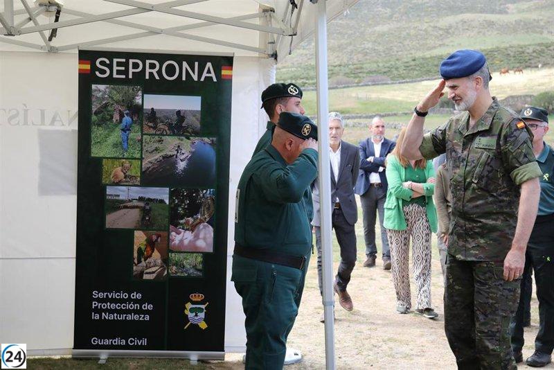 El Rey Felipe visita Gredos y aprende sobre el trabajo del Seprona en la protección de la naturaleza.