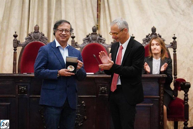 El presidente de Colombia es galardonado con la Medalla de la Universidad de Salamanca.