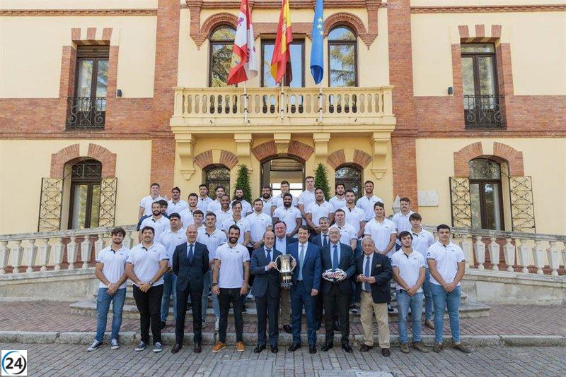 Mañueco elogia al VRAC Quesos Entrepinares por su victoria en la Copa del Rey de Rugby.