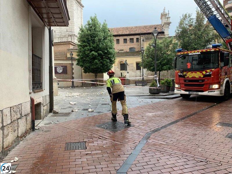 Un rayo en Valladolid provoca caída de cascotes en la plaza de El Salvador.