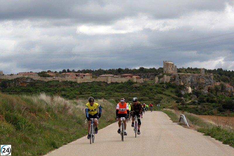 Cientos de ciclistas de todo el país compiten en La Histórica de Abejar con bicicletas clásicas.