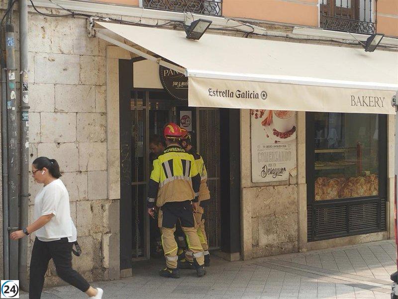 Bomberos salvan a joven encerrado en cafetería de Valladolid antes de examen.