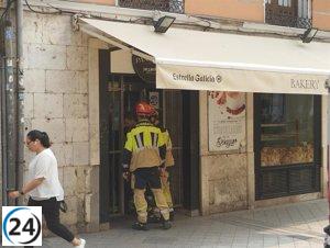 Bomberos salvan a joven encerrado en cafetería de Valladolid antes de examen.