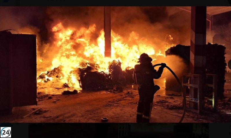 Apagado incendio en empresa de reciclaje en La Cistérniga (Valladolid)