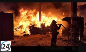 Apagado incendio en empresa de reciclaje en La Cistérniga (Valladolid)