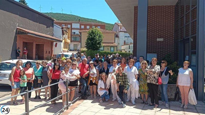 Emotivo homenaje a la enfermera más veterana del ambulatorio de Barruelo (Palencia) en su jubilación.