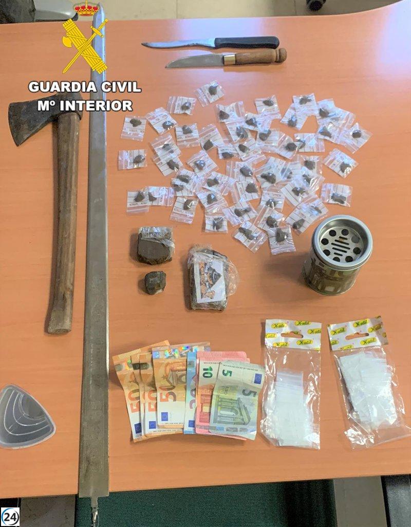 Dos jóvenes investigados por tráfico de drogas cerca de instituto de Sahagún.