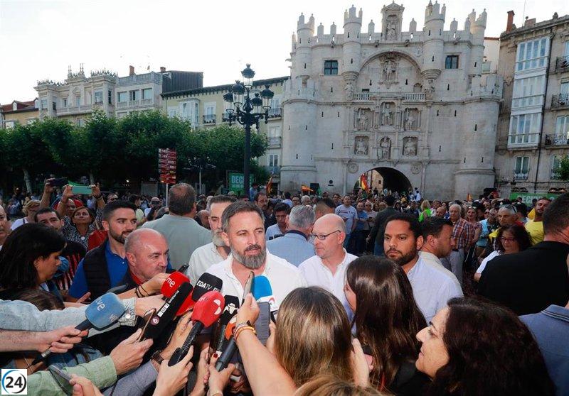 Abascal insta a Feijóo a enfocarse y lo acusa de manipular mayorías y emitir decretos previo a su mandato.