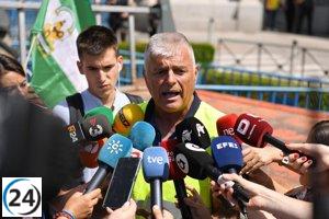 Agricultores exigen apoyo contra la sequía con tractorada frente al Ministerio de Agricultura.