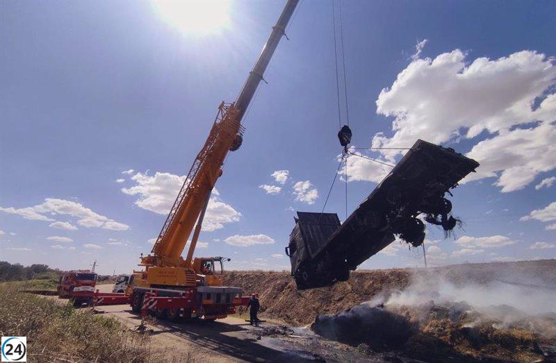 Controlado el incendio de un camión cargado de paja en Bercero