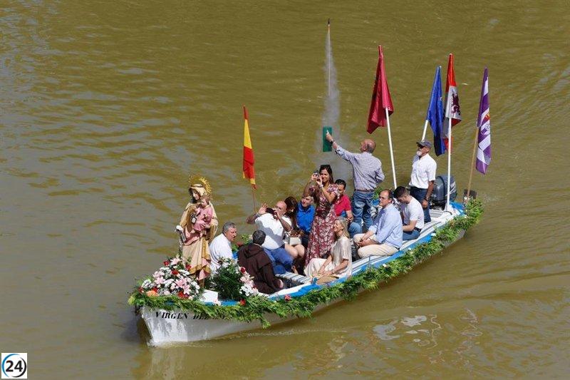Multitud acompaña la procesión fluvial de la Virgen del Carmen en Valladolid