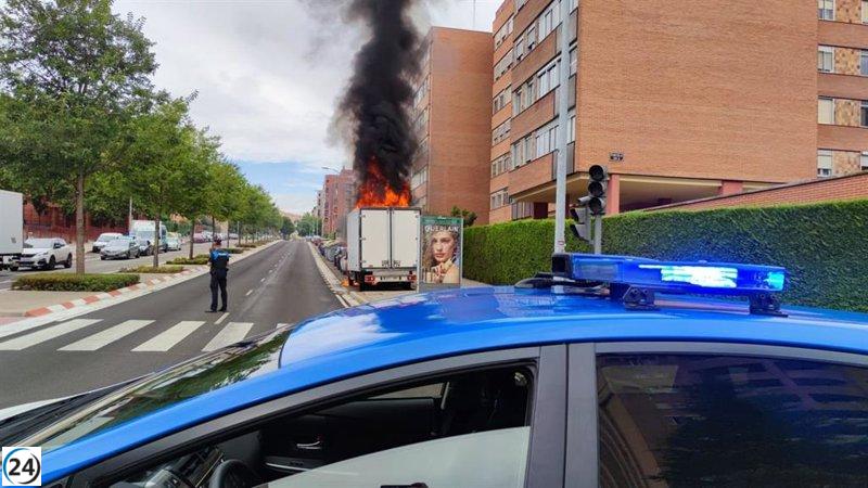Los Bomberos de Valladolid controlan incendio de furgoneta en la calle Hernando de Acuña