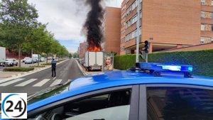 Los Bomberos de Valladolid controlan incendio de furgoneta en la calle Hernando de Acuña