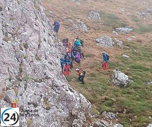 Hombre herido rescatado tras caída en Las Tres Marías, Casares (León)