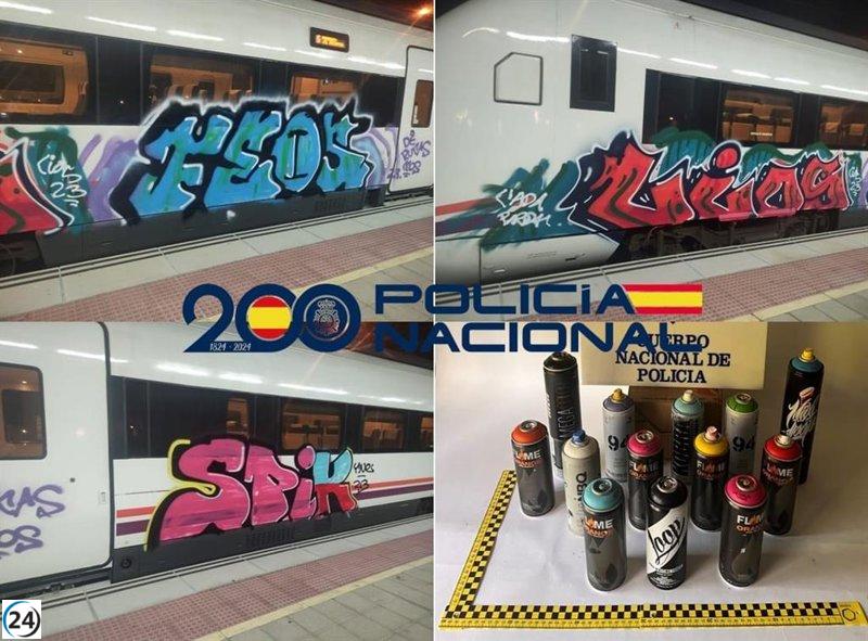 Detenidos en Palencia tres varones, uno menor, por vandalismo en trenes con 27 pintadas.