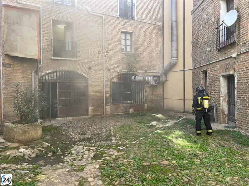 Heroico rescate de Bomberos y Policía Local en un voraz incendio en un establecimiento de la calle del Cid en León.