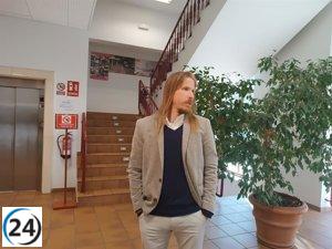 Fernández critica a Mañueco por participar en la manifestación de Madrid en lugar de cumplir con sus responsabilidades.