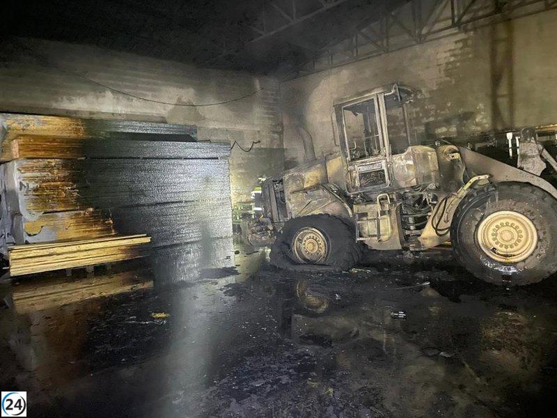 Bomberos de la Diputación de Valladolid acuden rápidamente a extinguir un incendio en una fábrica de Íscar.