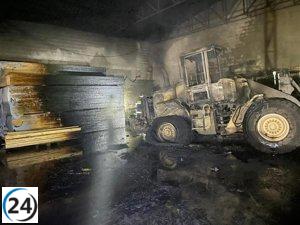 Bomberos de la Diputación de Valladolid acuden rápidamente a extinguir un incendio en una fábrica de Íscar.