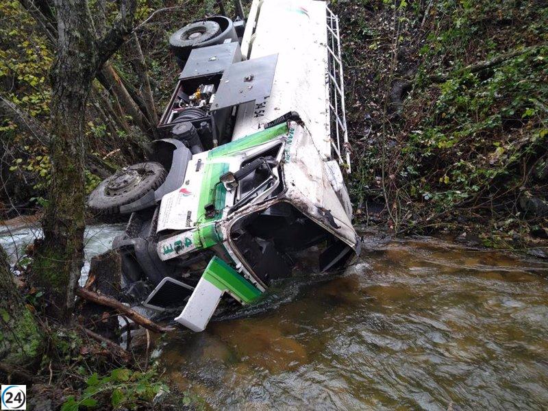 Trágico accidente: camión cargado de gasoil se precipita al río en Tremor de Arriba (León)