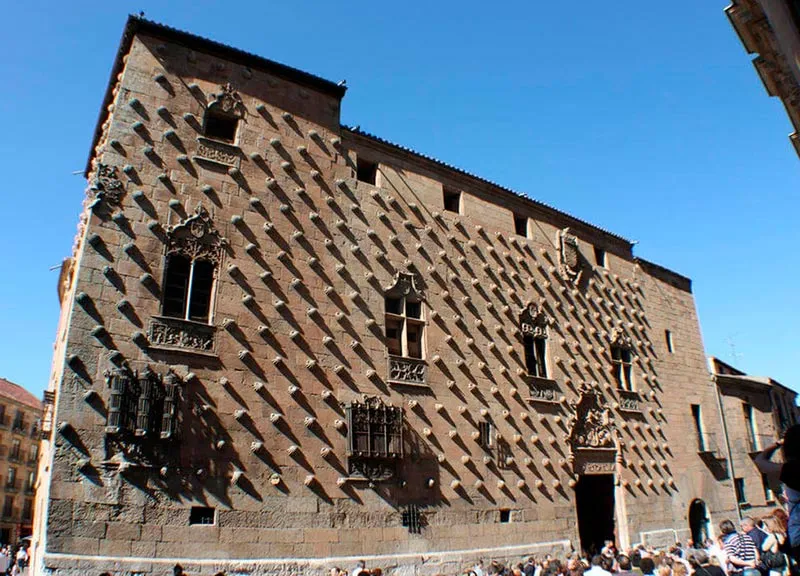 Admira la elegancia de la Casa de las Conchas en Salamanca